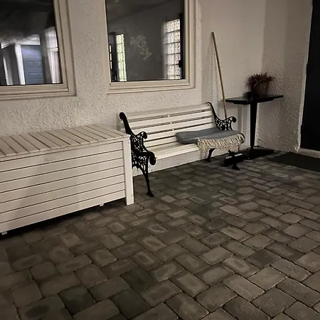 2-roms I Med Parkering Og Naert Sentrum Apartment