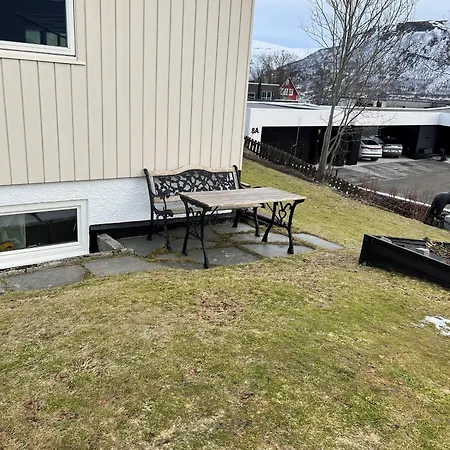 2-roms I Med Parkering Og Naert Sentrum *